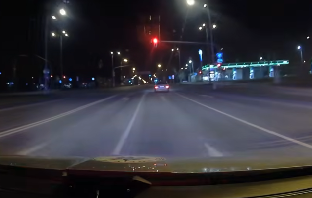 VIDEO: Opilý řidič ujížděl Hradcem 160 km/h. Policisté stříleli, zastavili ho až v poli