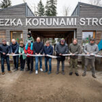 V Krkonoších otevřela Medvědí stezka, nabízí pohled do medvědího výběhu
