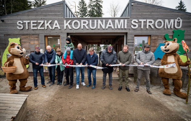 V Krkonoších otevřela Medvědí stezka, nabízí pohled do medvědího výběhu