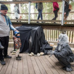 V Krkonoších otevřela Medvědí stezka, nabízí pohled do medvědího výběhu