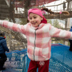 V Krkonoších otevřela Medvědí stezka, nabízí pohled do medvědího výběhu