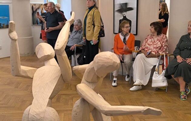 Na Hradě vypukl výtvarný salon, hostem je malíř a hudebník Martin Němec