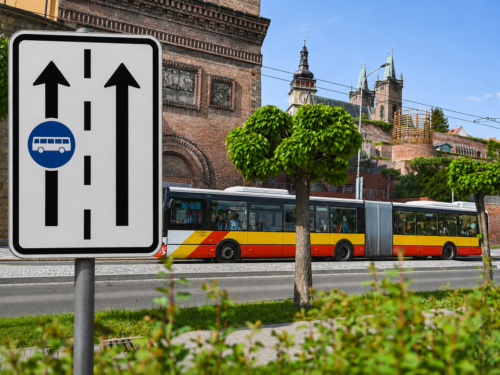 Autobusy mimo kolony? Hradec prověří zavedení buspruhů