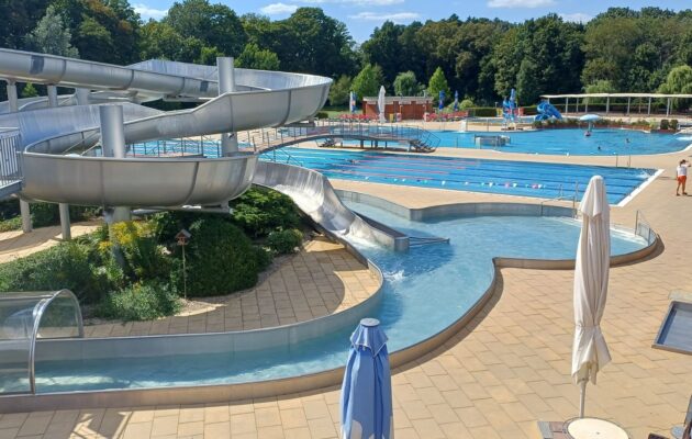 Horké dny bez Flošny. Otevření koupaliště komplikuje stavba nových toalet