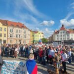 OBRAZEM: Ruce pryč od médií. Stovky lidí prošly Hradcem na podporu ČT a rozhlasu