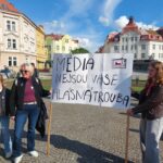 OBRAZEM: Ruce pryč od médií. Stovky lidí prošly Hradcem na podporu ČT a rozhlasu