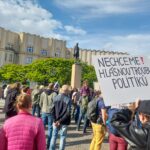 OBRAZEM: Ruce pryč od médií. Stovky lidí prošly Hradcem na podporu ČT a rozhlasu