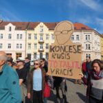 OBRAZEM: Ruce pryč od médií. Stovky lidí prošly Hradcem na podporu ČT a rozhlasu