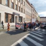 OBRAZEM: Ruce pryč od médií. Stovky lidí prošly Hradcem na podporu ČT a rozhlasu
