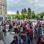 OBRAZEM: Ruce pryč od médií. Stovky lidí prošly Hradcem na podporu ČT a rozhlasu