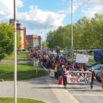 OBRAZEM: Ruce pryč od médií. Stovky lidí prošly Hradcem na podporu ČT a rozhlasu