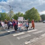 OBRAZEM: Ruce pryč od médií. Stovky lidí prošly Hradcem na podporu ČT a rozhlasu