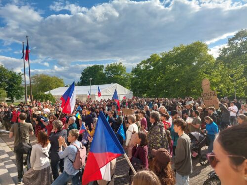 OBRAZEM: Ruce pryč od médií. Stovky lidí prošly Hradcem na podporu ČT a rozhlasu