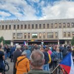 OBRAZEM: Ruce pryč od médií. Stovky lidí prošly Hradcem na podporu ČT a rozhlasu