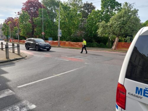 FOTO: První den uzavírky na malém okruhu. Řidiči ignorovali zákaz, zasahovali strážníci