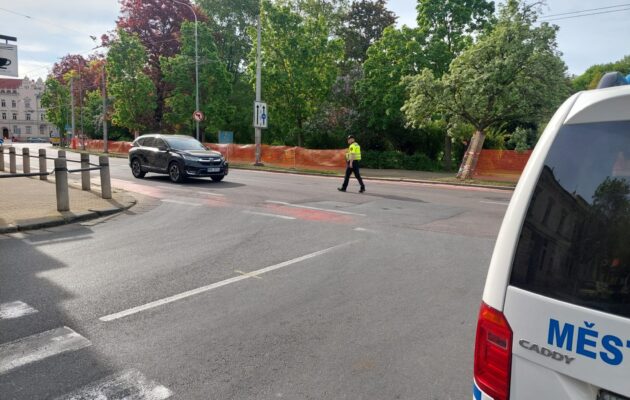 První den uzavírky na malém okruhu. Řidiči vjížděli do zákazu, zasahovali strážníci