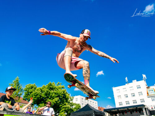 Triky nad dlažbou centra. SkateSound znovu rozpohyboval Hradec
