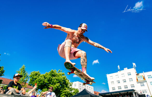 Triky nad dlažbou centra. SkateSound znovu rozpohyboval Hradec