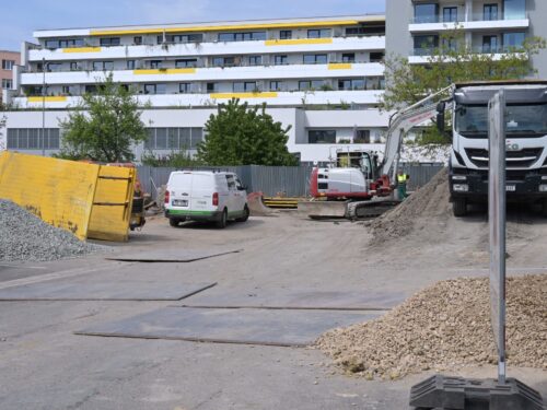 U polikliniky zavřeli parkoviště. Začala stavba parkovacího domu Rožberk pro 284 aut