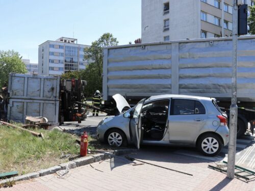 Převrácený kamion na několik hodin zablokoval část Gočárova okruhu