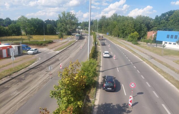 První den oprav na Gočárově okruhu i Malšovickém mostu. Jak vypadá doprava?