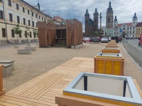 Pobytová zóna u Corralu se dál proměňuje. Přibudou židle, stolky i zeleň
