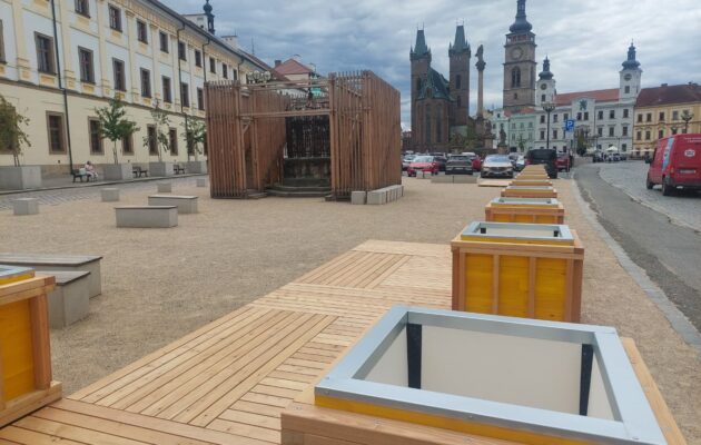 Pobytová zóna u Corralu se dál proměňuje. Přibudou židle, stolky i zeleň