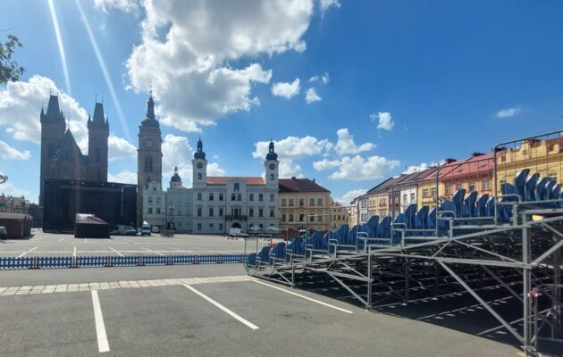 Koncerty, vojsko i změny v dopravě. Hradec se chystá na dva dny vzpomínkových akcí
