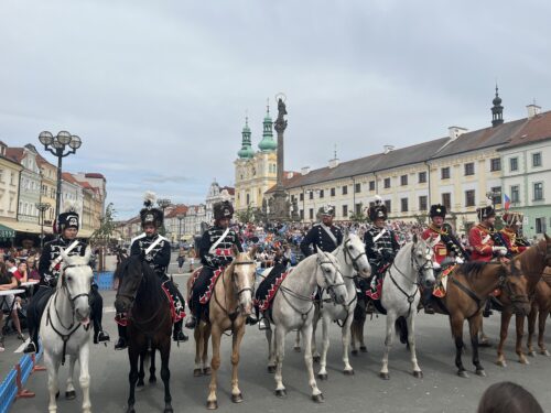 Tisíce lidí, děla i historické vojsko. Hradec si připomněl bitvu, která změnila Evropu