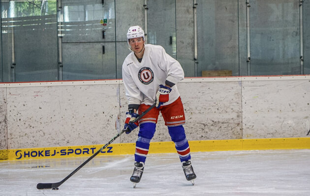 Z NHL na led s hradeckými vysokoškoláky. Chmelař trénoval s UNIted HK