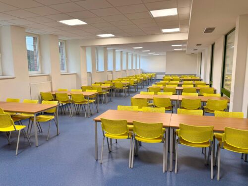 Konec docházení za obědy. Studenti z Pospíšilovy třídy mají novou jídelnu