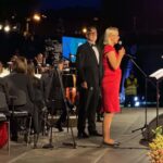 OBRAZEM: Břehy plné lidí, Labe plné lodí. Margita s filharmonií rozezpívali Hradec