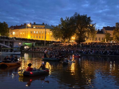 OBRAZEM: Břehy plné lidí, Labe plné lodí. Margita s filharmonií rozezpívali Hradec