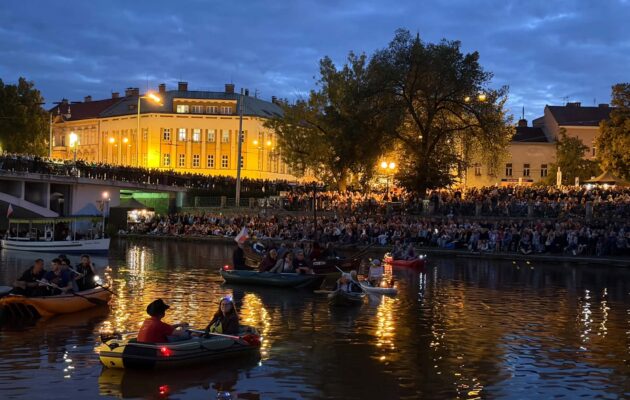 OBRAZEM: Břehy plné lidí, Labe plné lodí. Margita s filharmonií rozezpívali Hradec