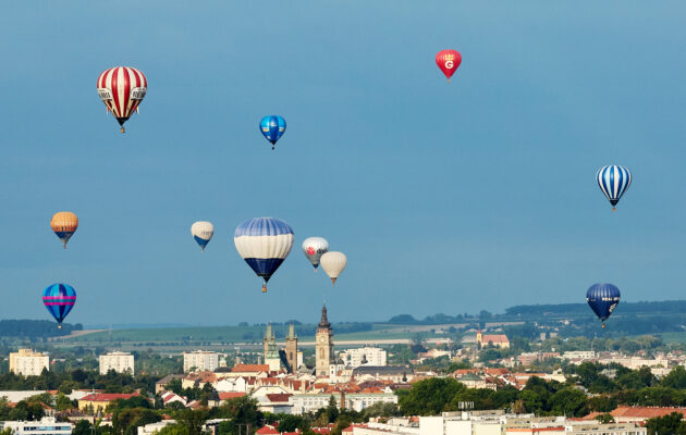 OBRAZEM: Těsně nad Bílou věží. Balóny nabídly jedinečné pohledy na centrum Hradce