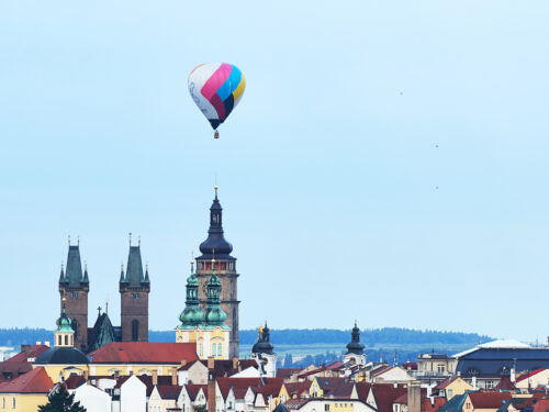 Bílá věž jako cíl. Páteční ranní let zachytily objektivy ze země i z výšky