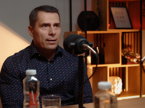 Podcast Bez bruslí s generálním manažer Mountfieldu HK Alešem Kmoníčkem