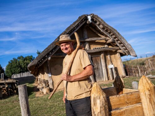 Hradecký Indiana Jones na titulní straně. Vyšly zářijové Salonky
