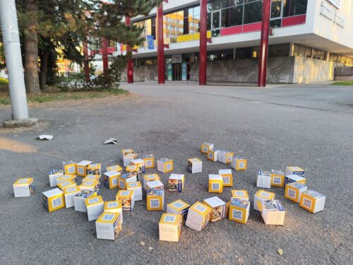 Týden do voleb: Krabičky proti primátorce zaplavily Hradec. Strážníci řeší znečištění