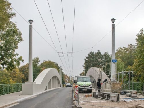 Oprava spodní části konstrukce je hotová. Omezení na Malšovickém mostě skončí za měsíc